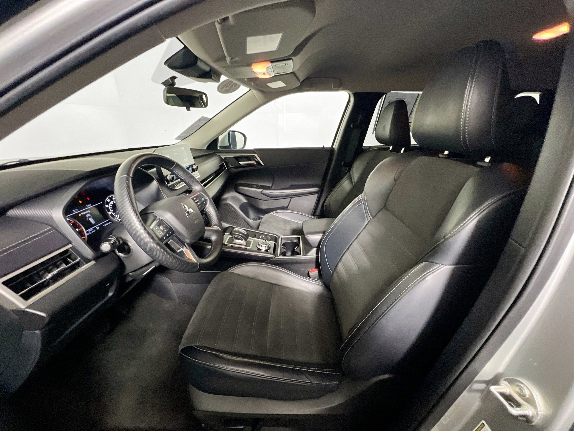 Used 2024 Mitsubishi Outlander SE image 14