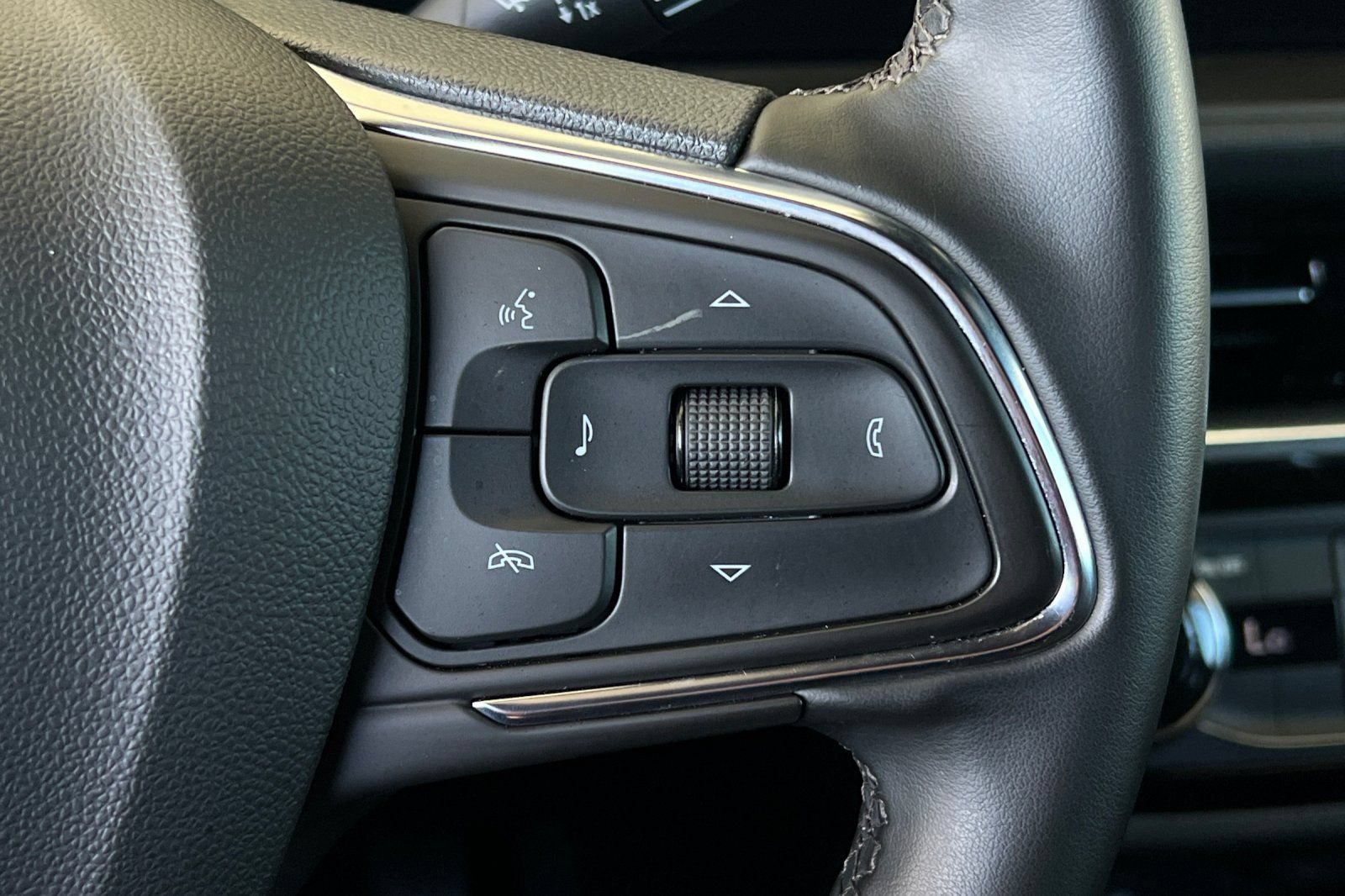 Used 2025 Buick Envista Sport Touring FWD image 32
