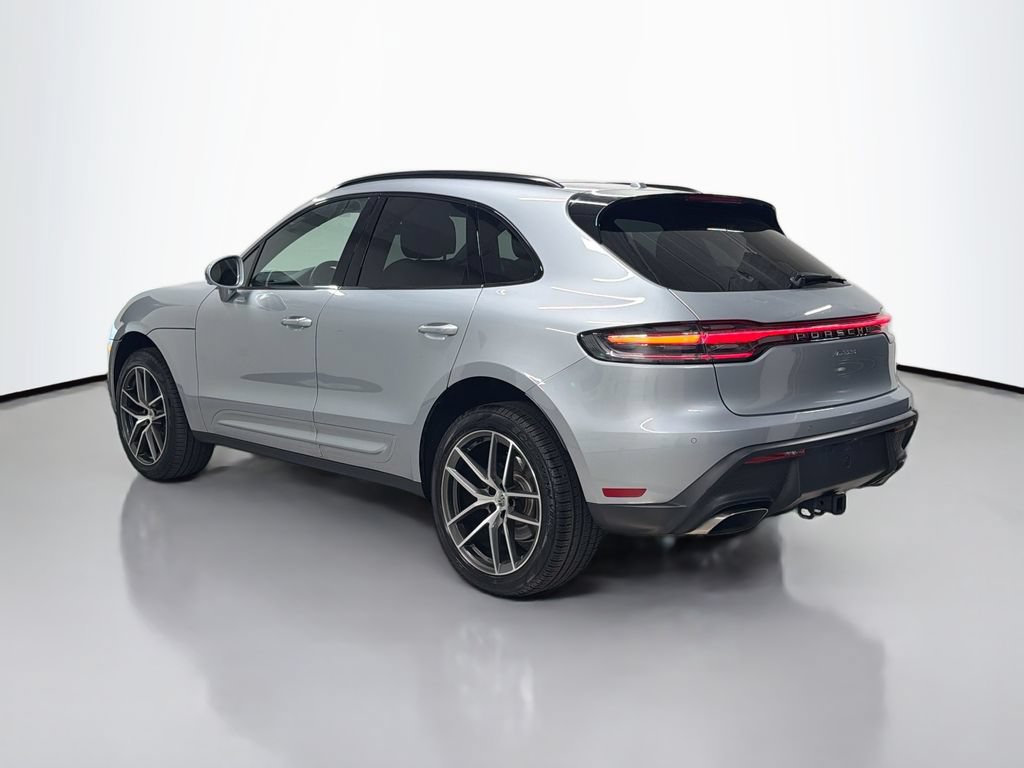 Certified 2025 Porsche Macan AWD/4WD image 3