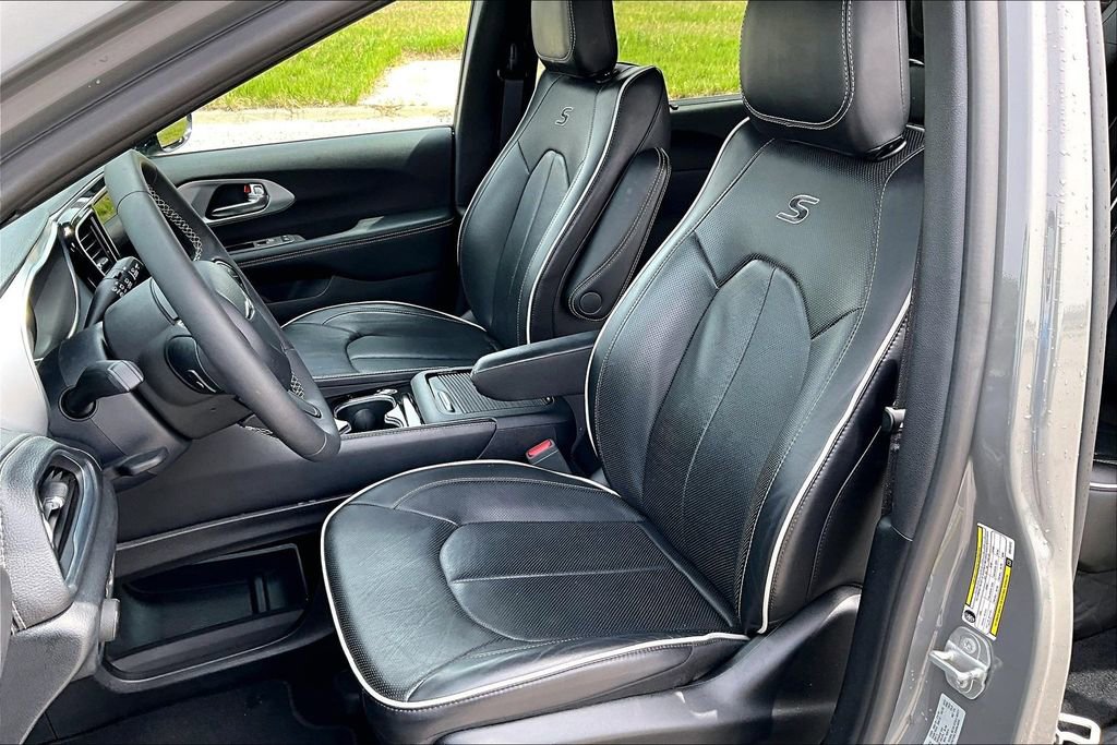 Used 2025 Chrysler Pacifica Limited FWD image 23
