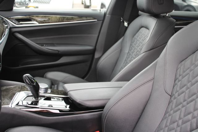 Used 2021 BMW 530e w/ Parking Assistance Package RWD image 31