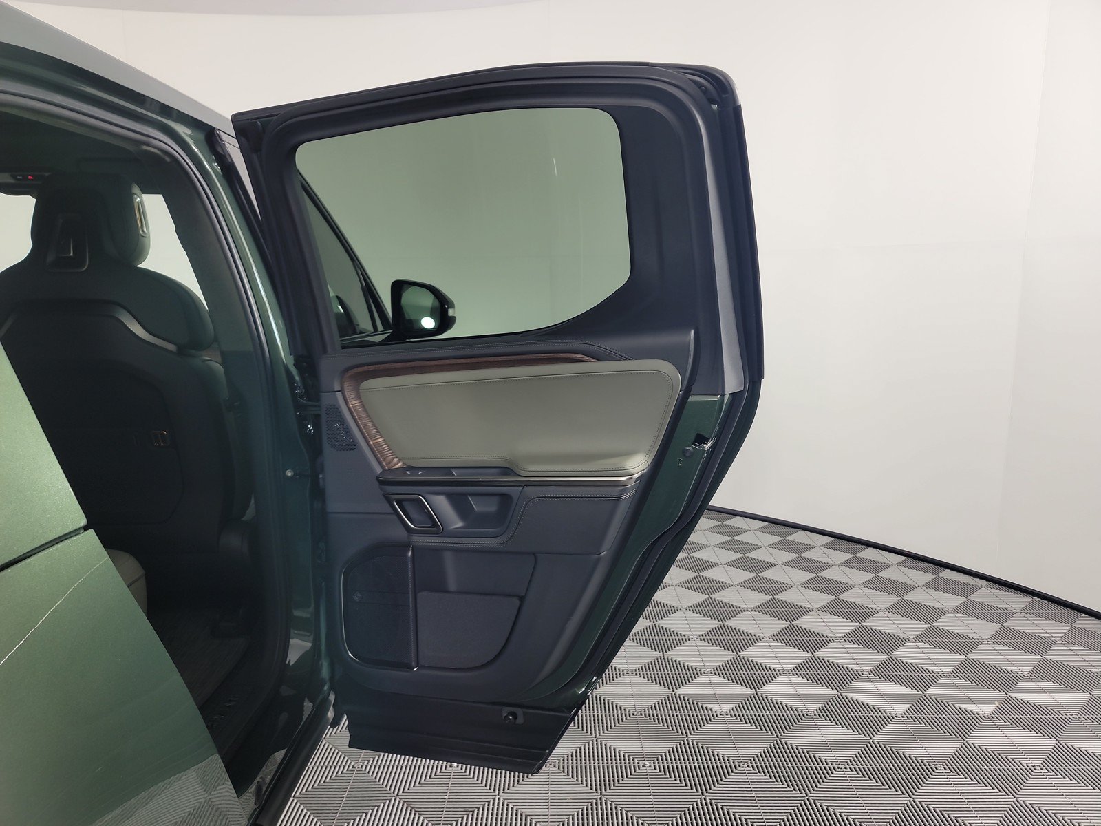 Used 2024 Rivian R1T Adventure AWD/4WD image 19