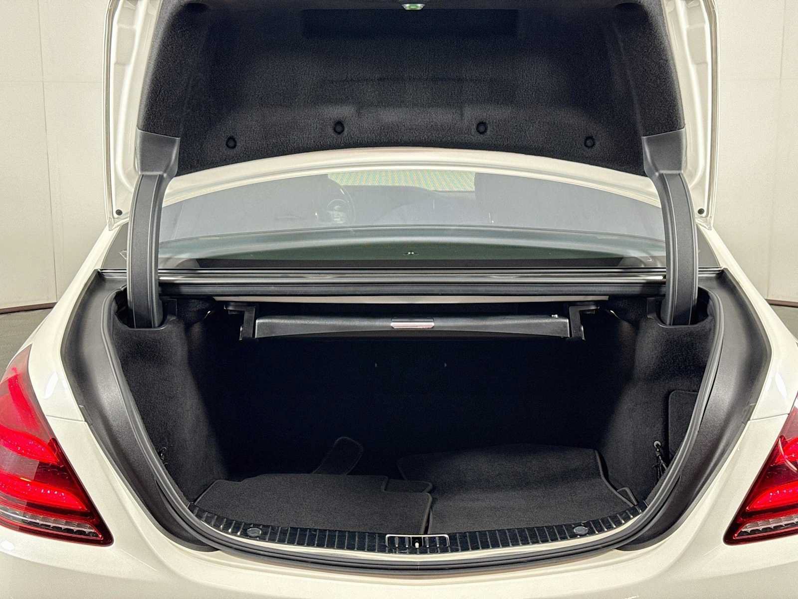 Used 2018 Mercedes-Benz S 560 4MATIC Sedan image 28