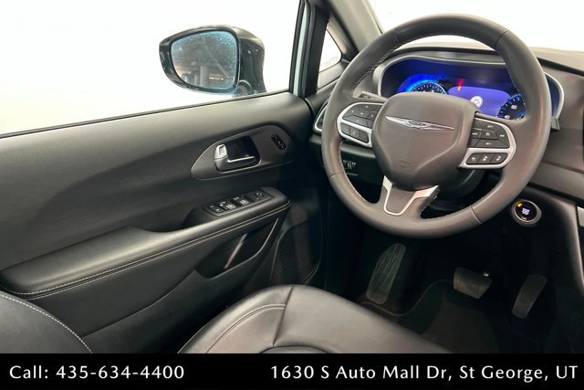 Used 2025 Chrysler Pacifica Select FWD image 11