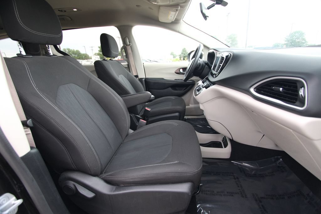 Used 2022 Chrysler Voyager LX FWD image 8