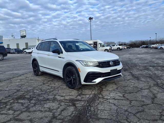 Used 2023 Volkswagen Tiguan SE R-Line image 3