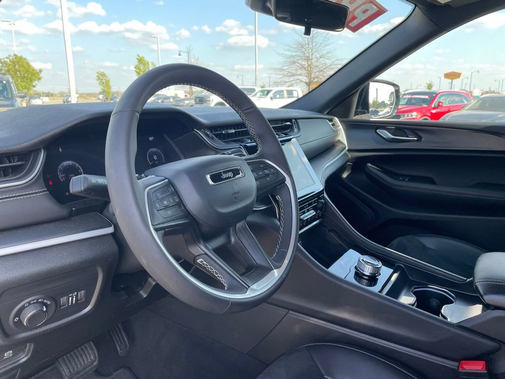 Used 2025 Jeep Grand Cherokee Altitude image 10