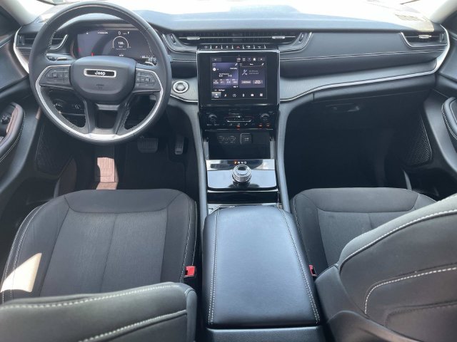 Used 2023 Jeep Grand Cherokee Laredo AWD/4WD image 15