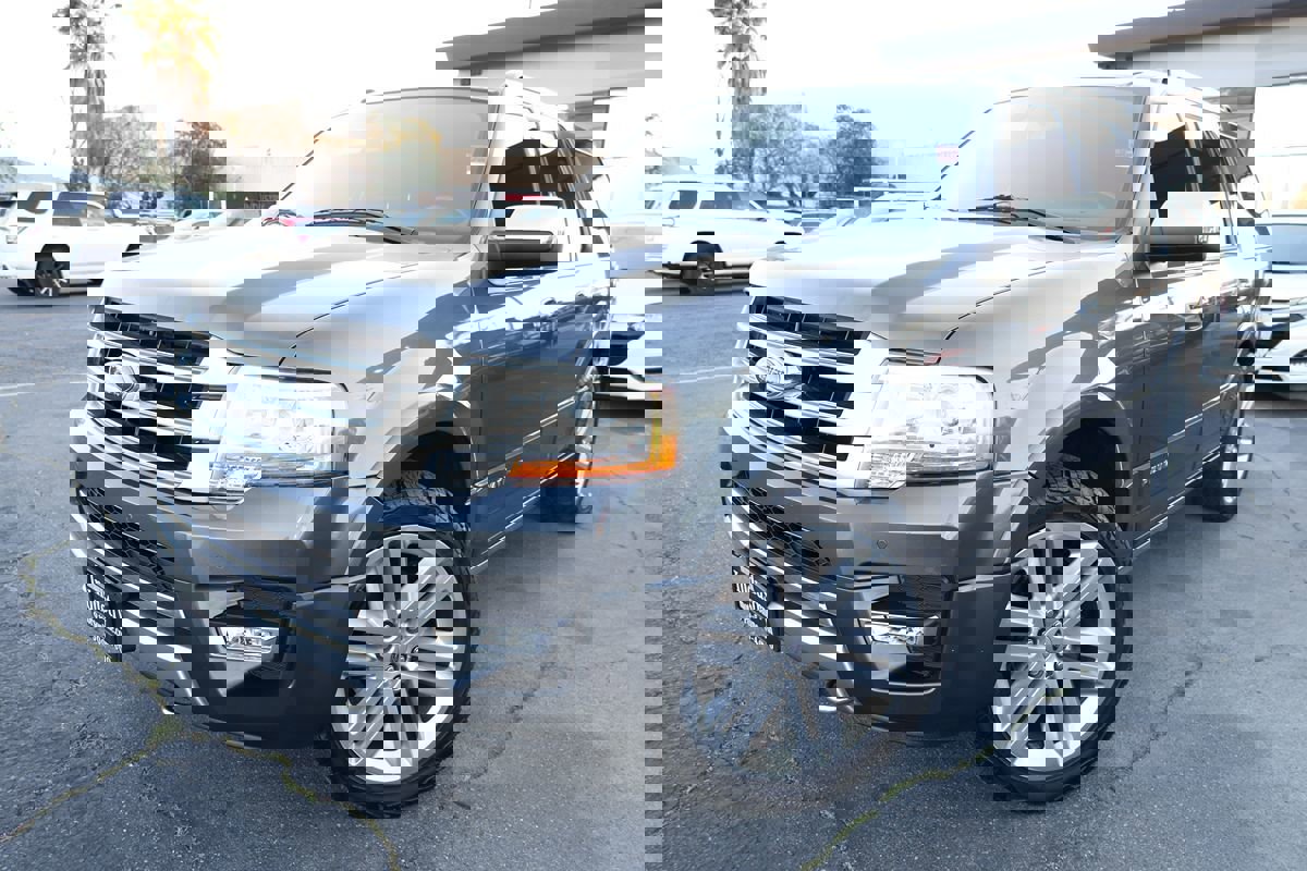 Used 2017 Ford Expedition Platinum image 2