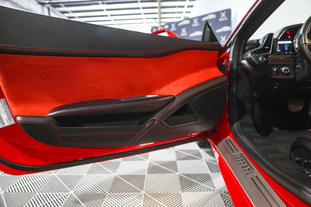 Used 2014 Ferrari 458 Italia Coupe RWD image 31
