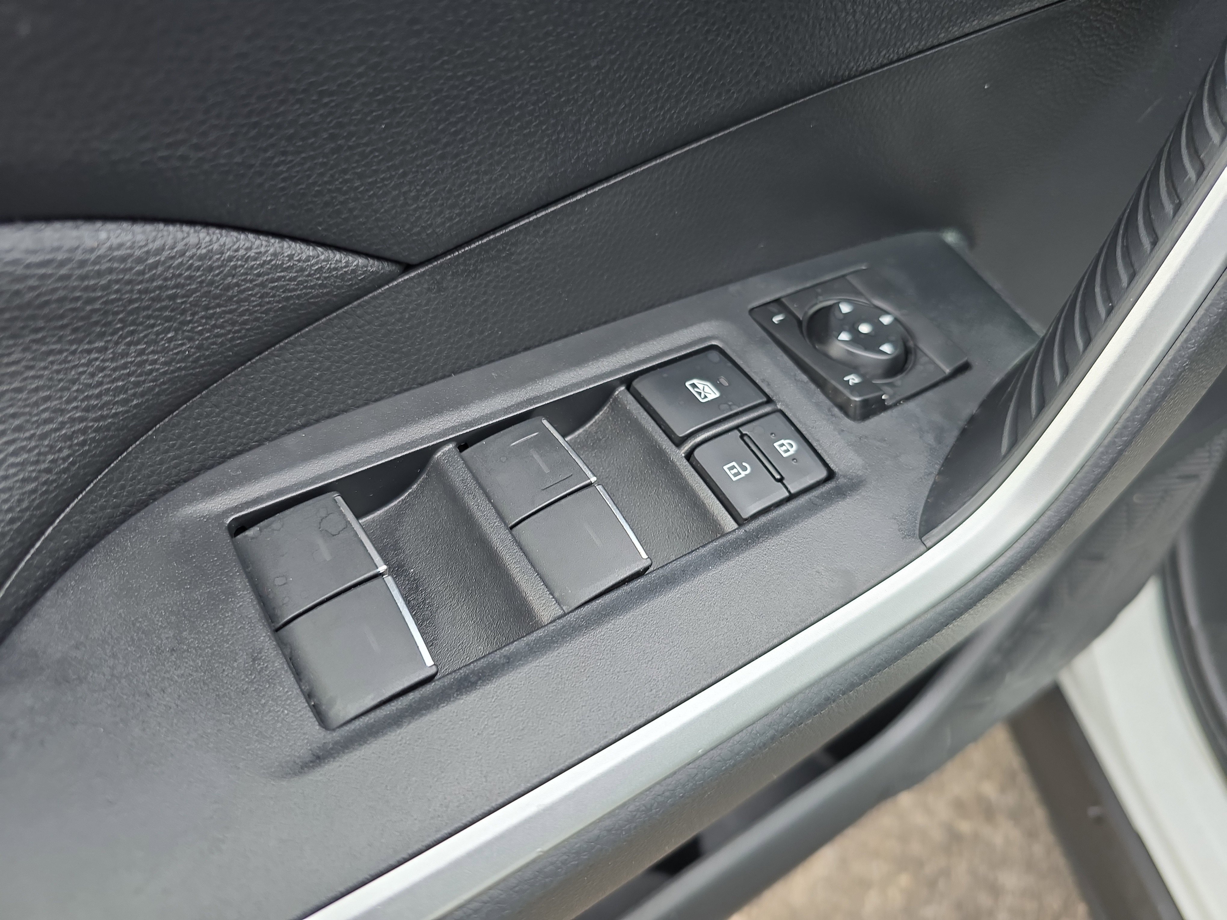 Used 2023 Toyota RAV4 SE image 17