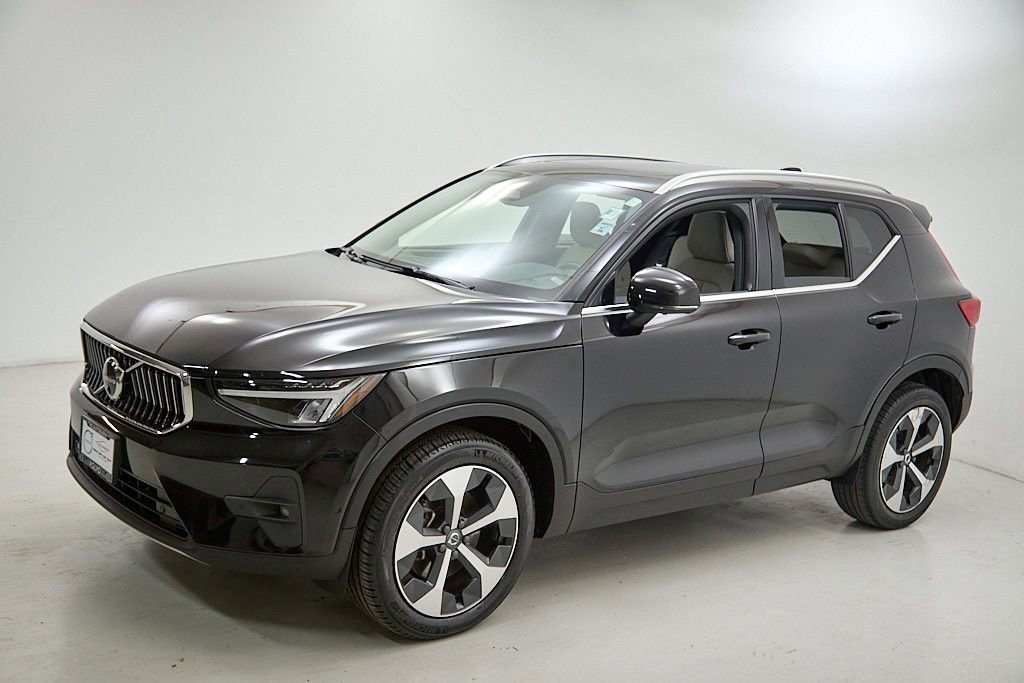 Used 2023 Volvo XC40 B5 Plus w/ Protection Package Premier AWD/4WD image 6