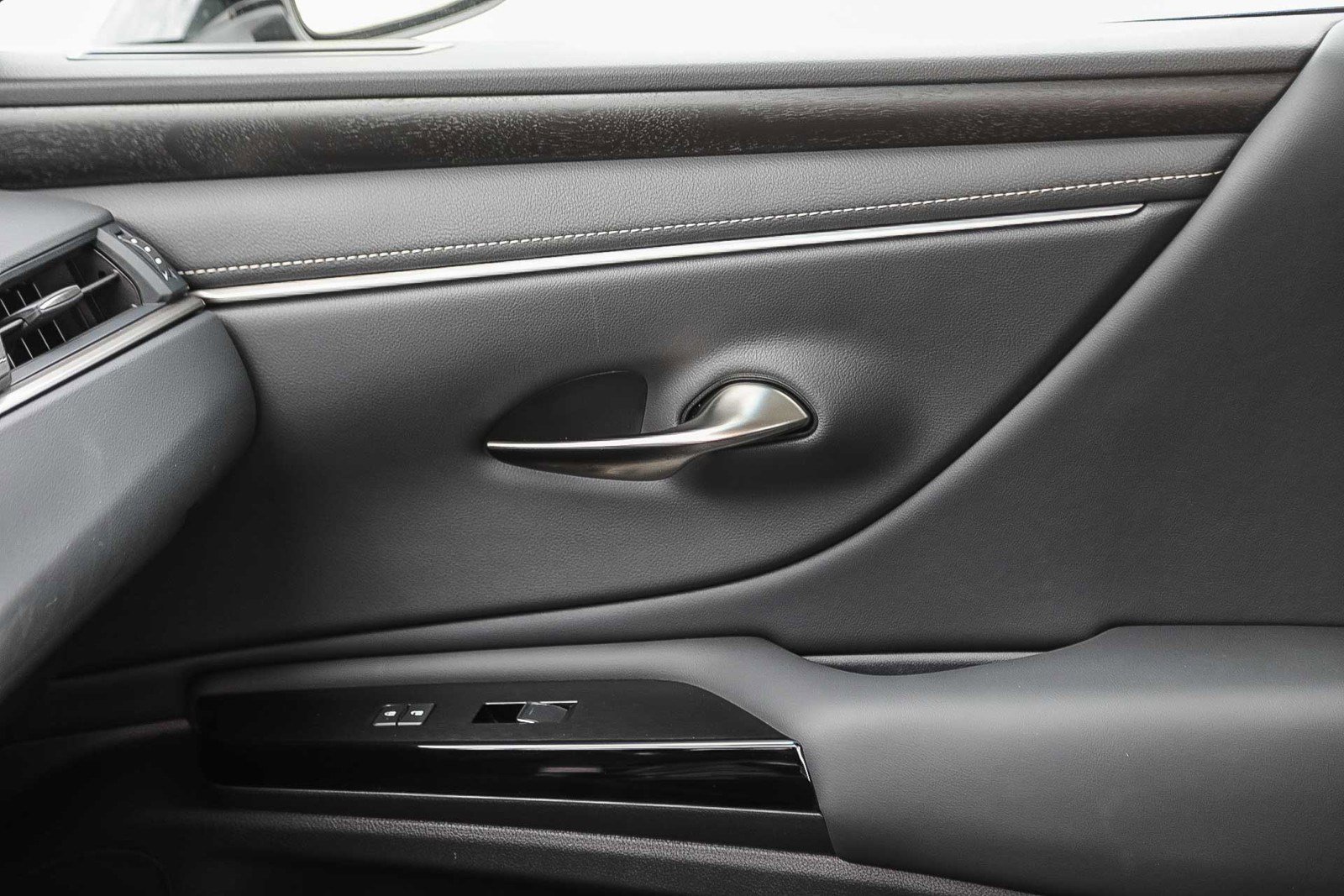 Certified 2025 Lexus ES 300h w/ Premium Package image 21