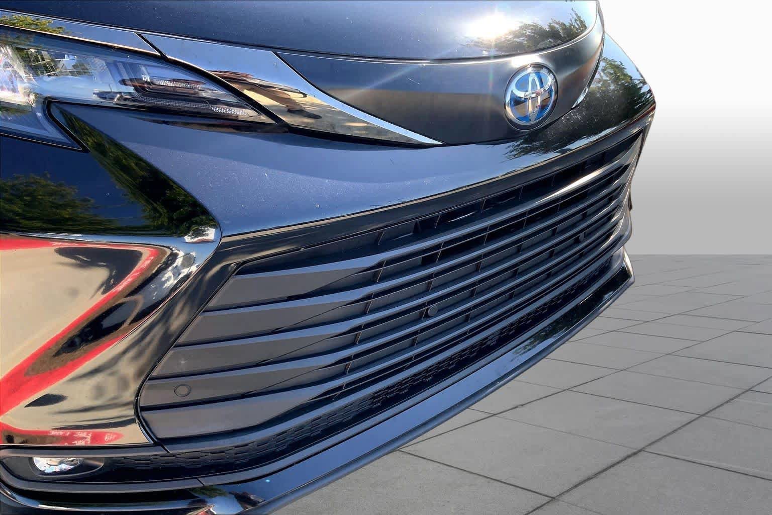 Used 2024 Toyota Sienna XLE Woodland Edition AWD/4WD image 32