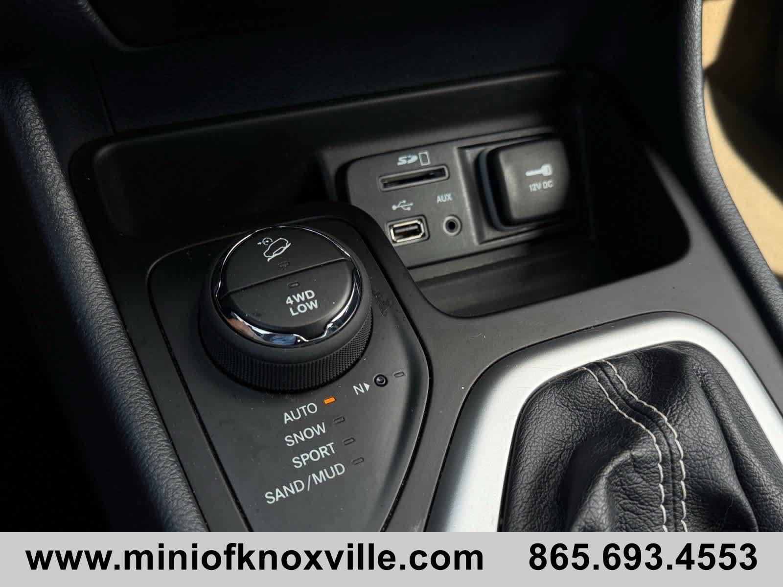 Used 2015 Jeep Cherokee Limited w/ Luxury Group AWD/4WD image 52