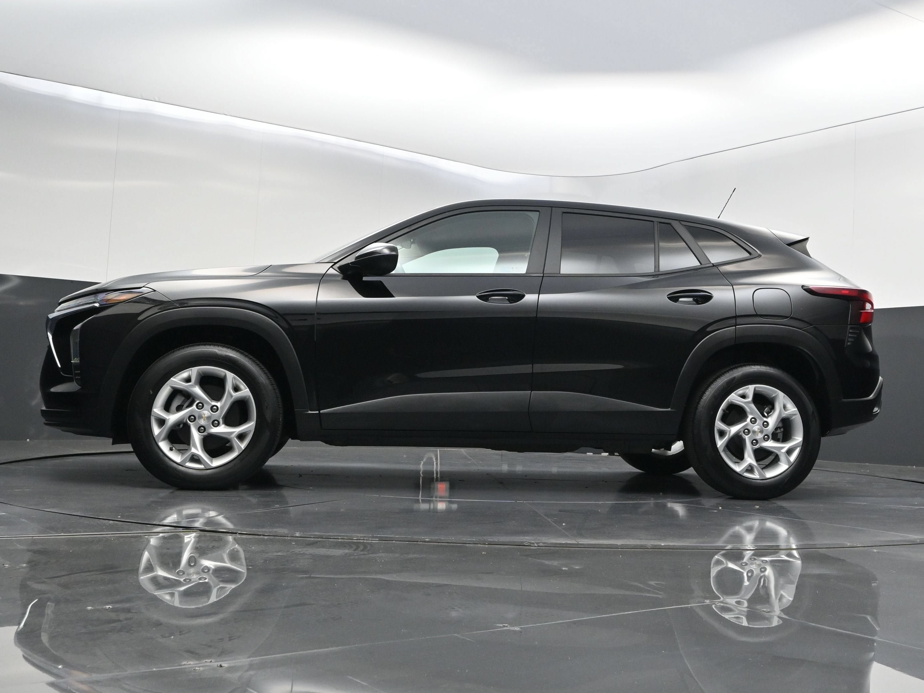 Certified 2025 Chevrolet Trax LS w/ LS Convenience Package FWD image 31