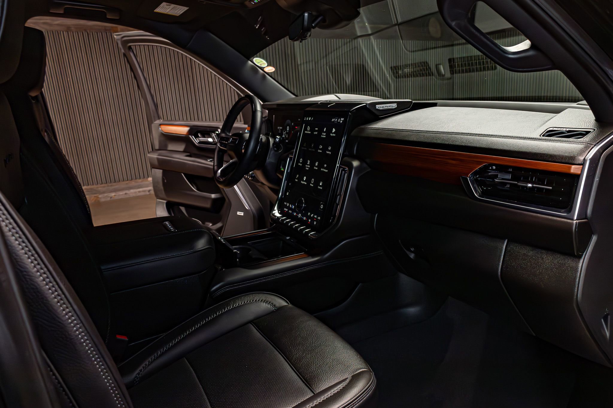 Used 2025 GMC Yukon Denali w/ Denali Reserve Package image 20