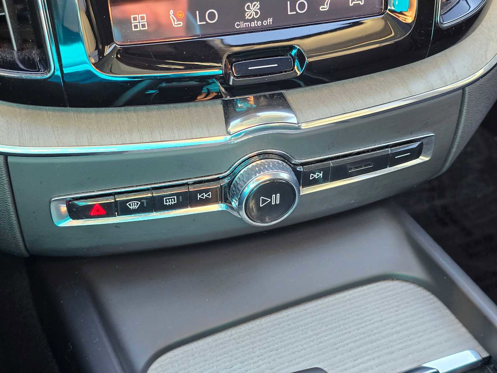 Certified 2025 Volvo XC60 B5 Plus image 28