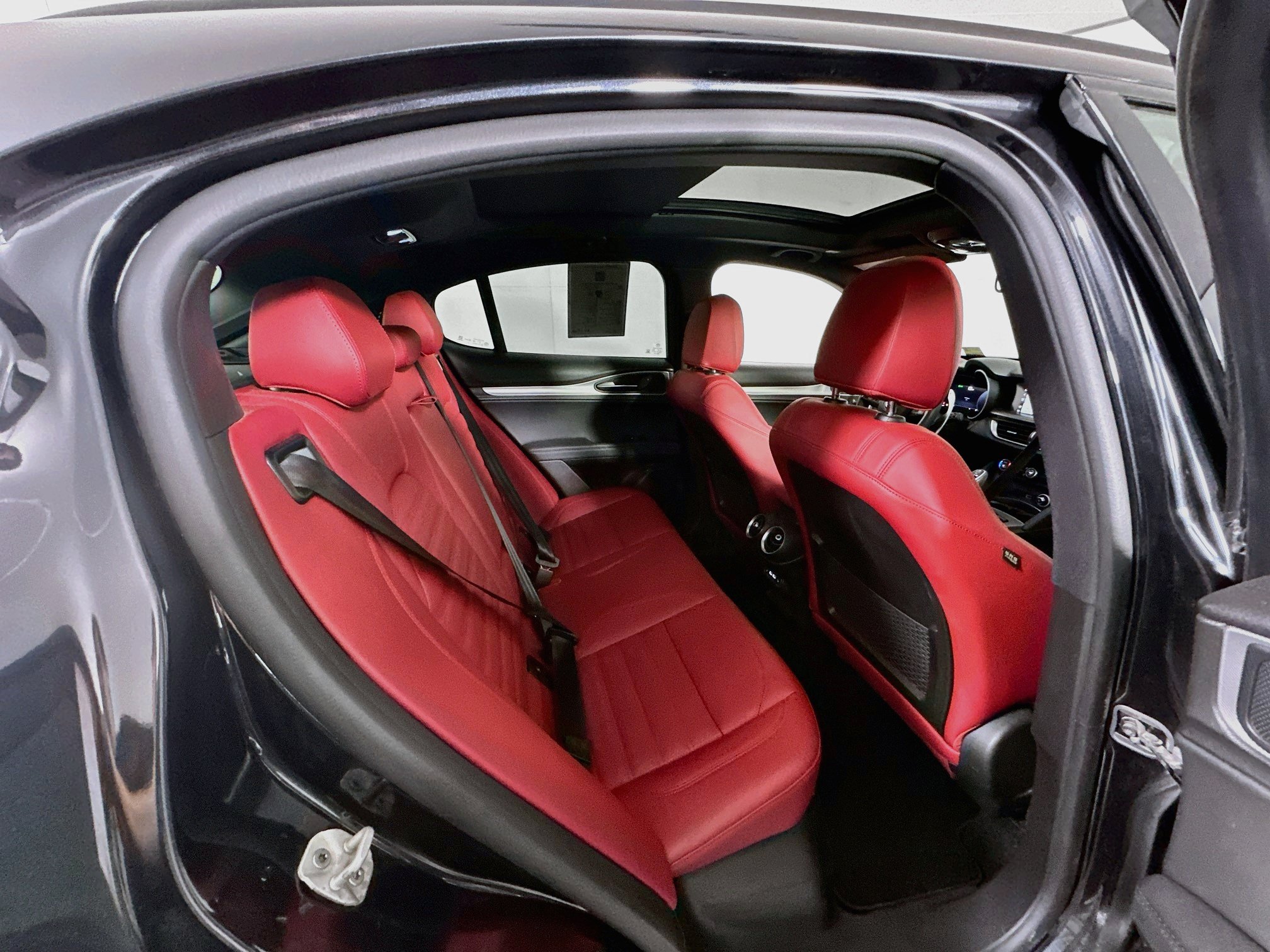 Used 2024 Alfa Romeo Stelvio Veloce AWD/4WD image 31