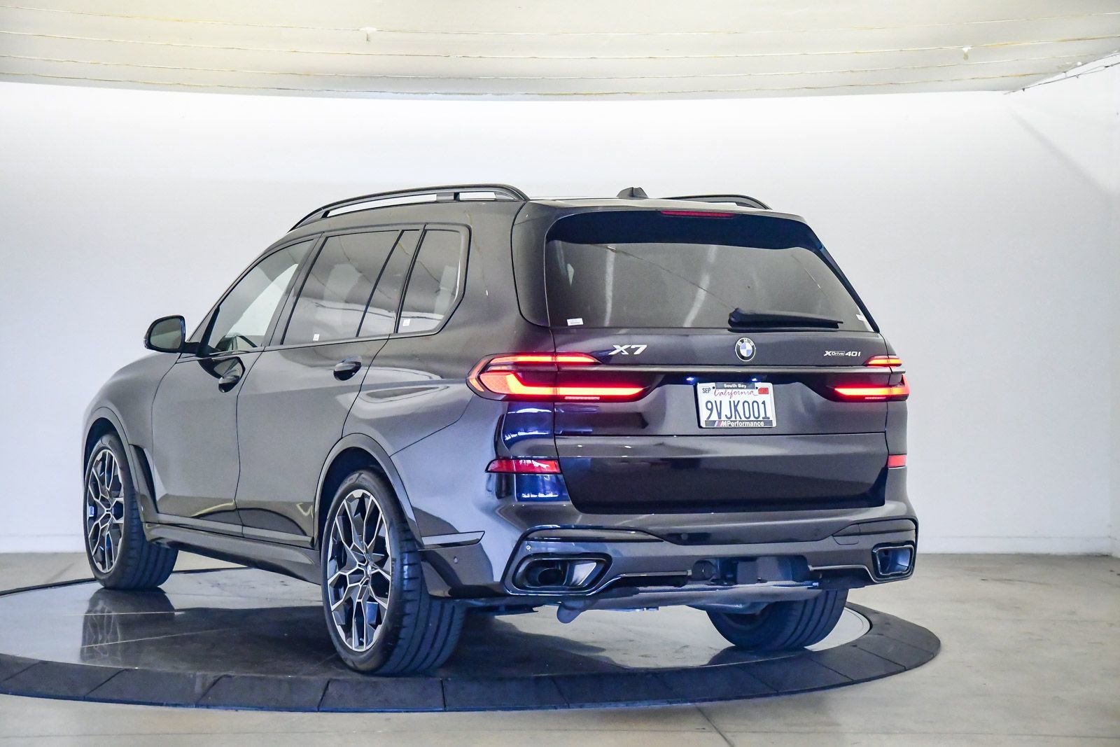 Used 2026 BMW X7 xDrive40i w/ M Sport Package image 3