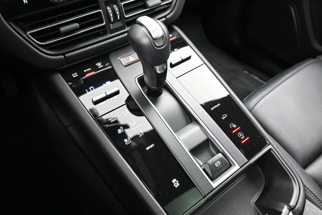 Certified 2023 Porsche Macan Turbo AWD/4WD image 21