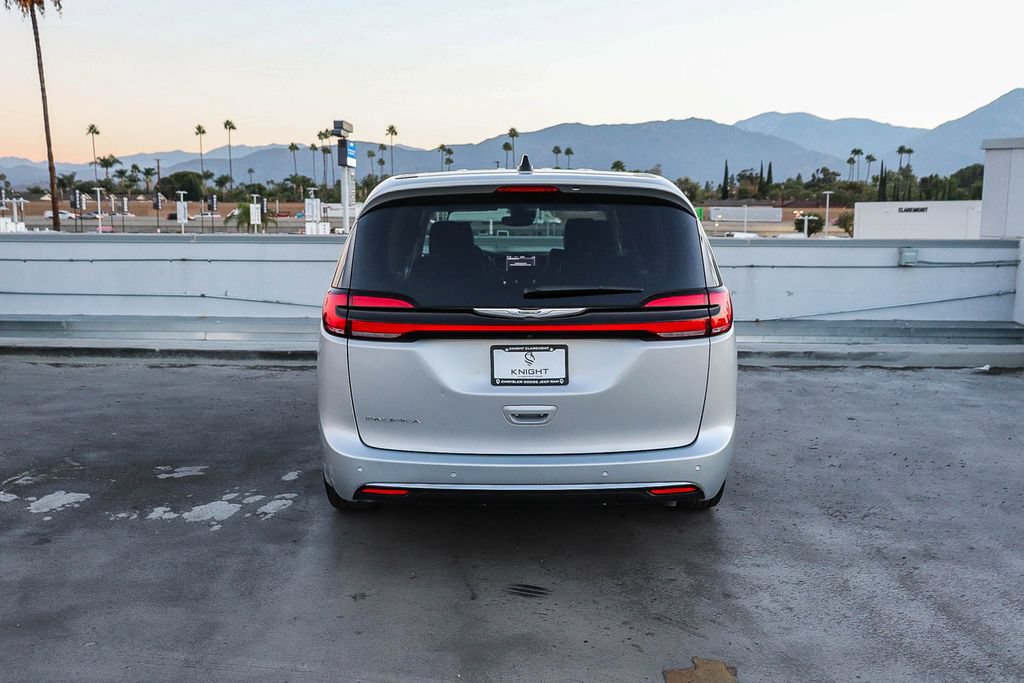 Used 2024 Chrysler Pacifica Touring-L FWD image 8