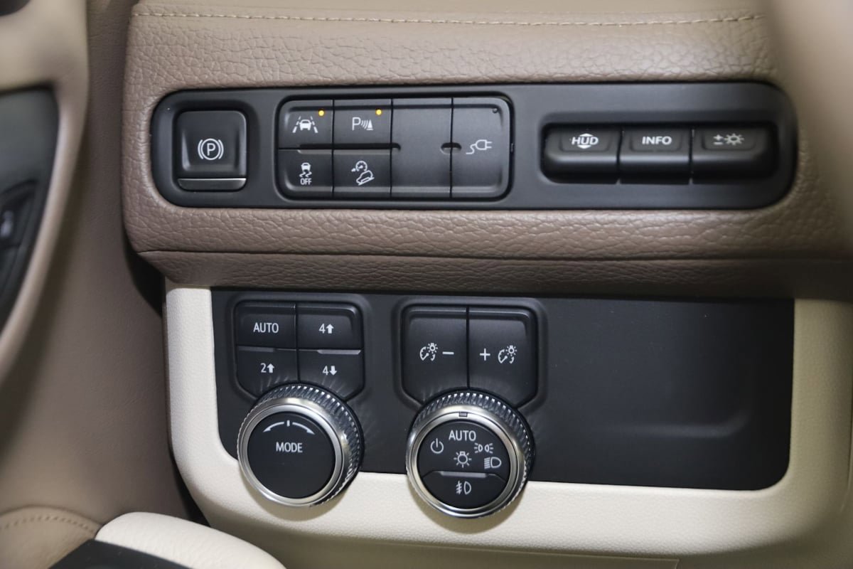 Used 2021 GMC Yukon XL Denali w/ LPO, Illumination Package AWD/4WD image 32