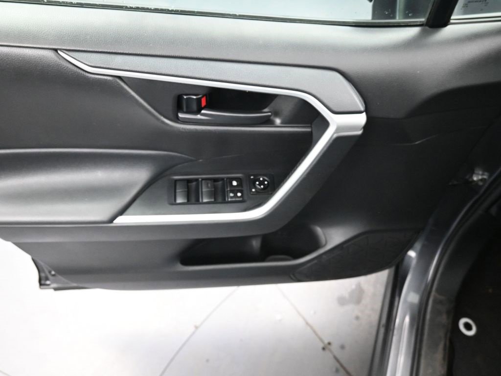 Used 2021 Toyota RAV4 LE w/ Carpet Mat Package (TMS) image 20
