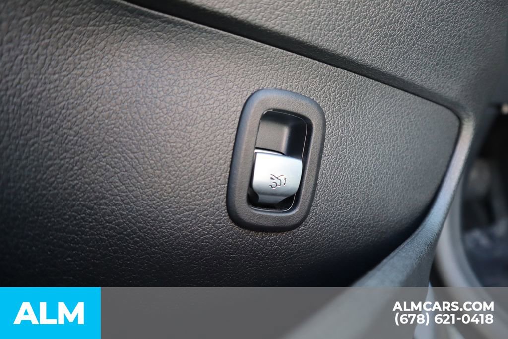 Used 2025 Mercedes-Benz C 300 Sedan image 18