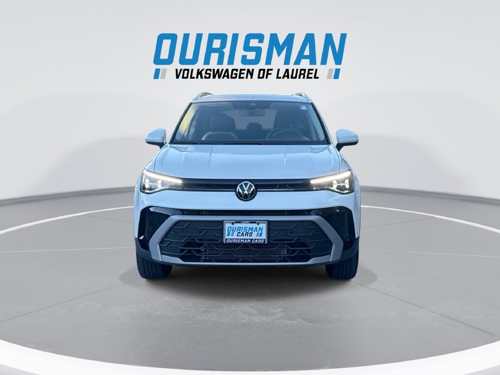 Used 2025 Volkswagen Taos SE w/ Panoramic Sunroof Package AWD/4WD image 3