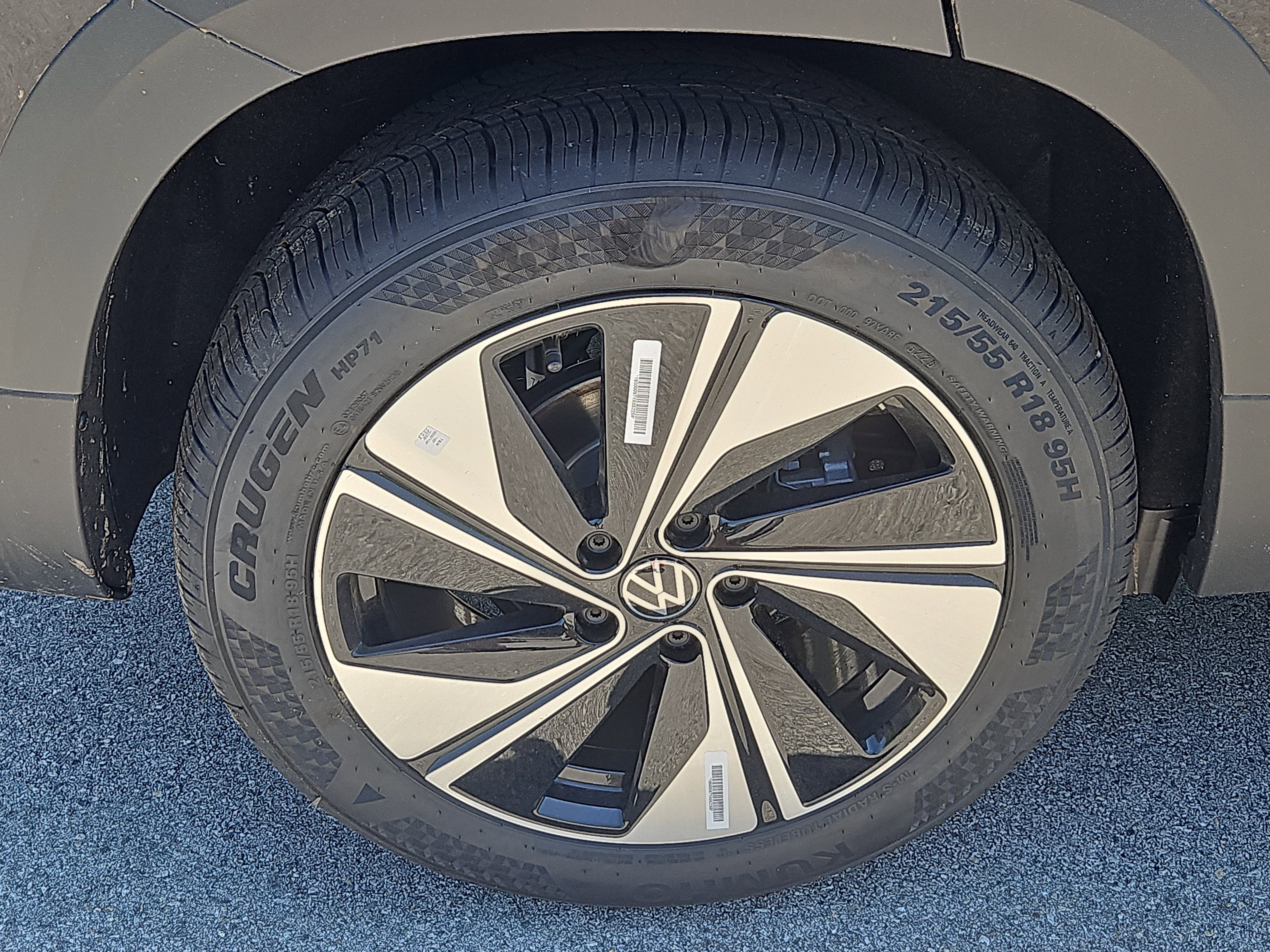 New 2026 Volkswagen Taos SE AWD/4WD image 3