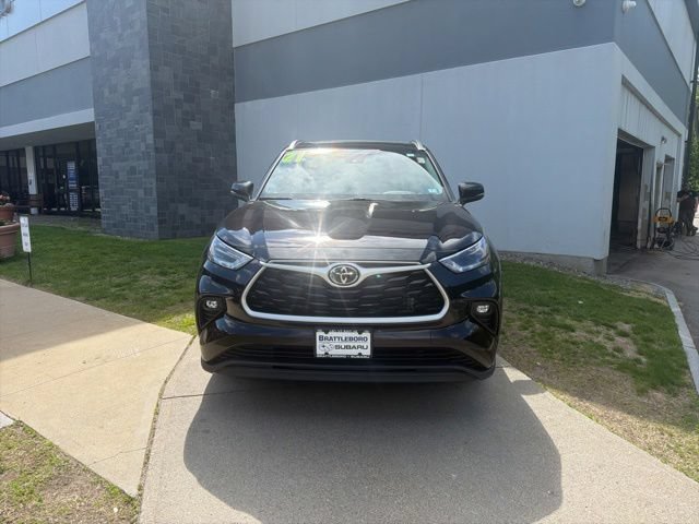 Used 2021 Toyota Highlander XLE AWD/4WD image 2
