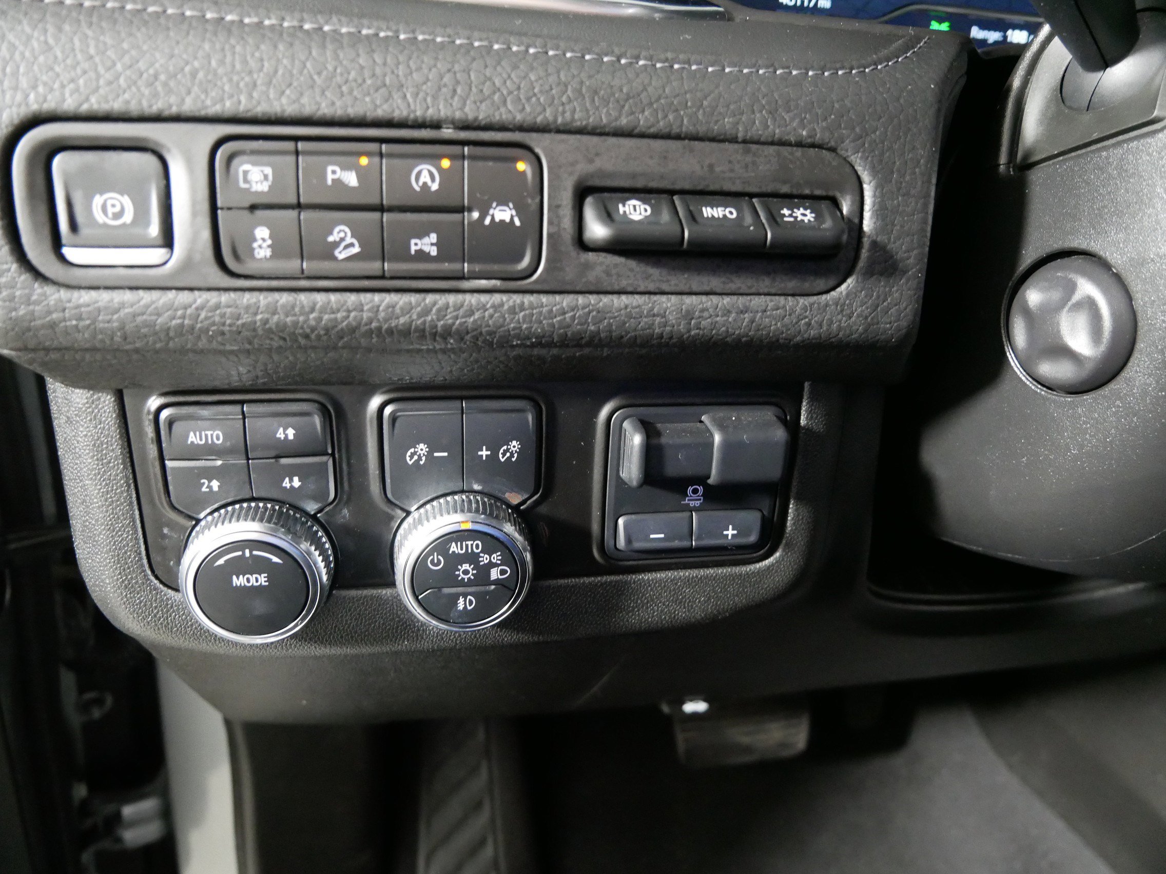 Used 2024 GMC Yukon XL Denali w/ Advanced Technology Package image 26