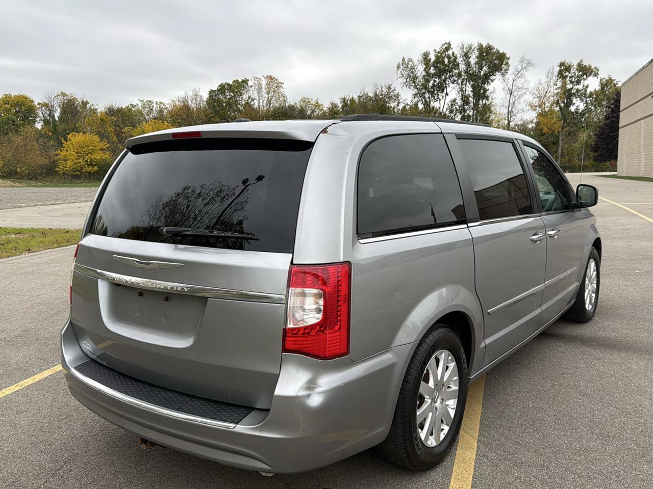Used 2016 Chrysler Town & Country Touring w/ Driver Convenience Group FWD image 5
