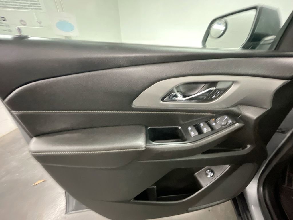 Used 2023 Chevrolet Traverse LT image 21