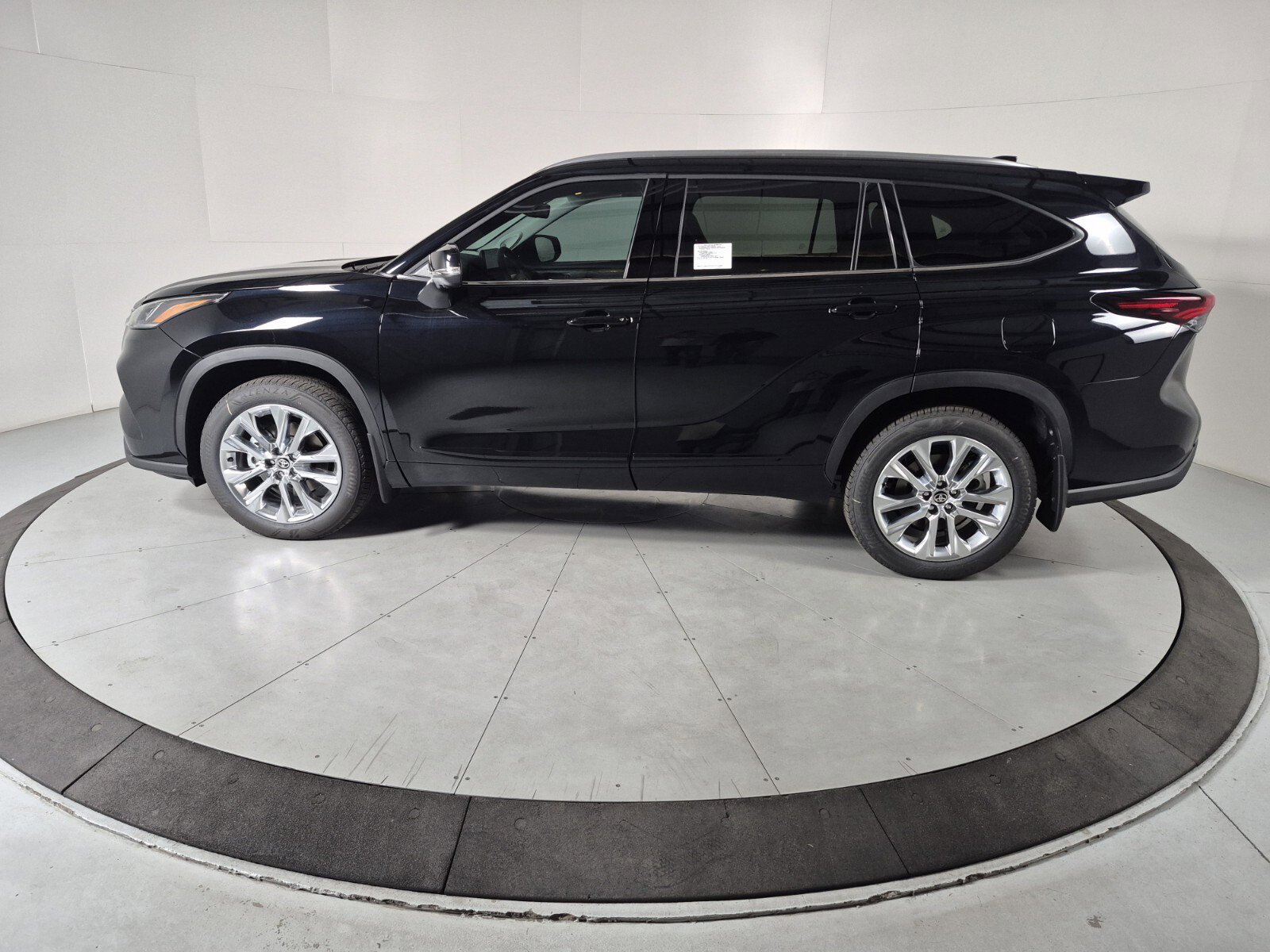 New 2026 Toyota Highlander Limited image 2