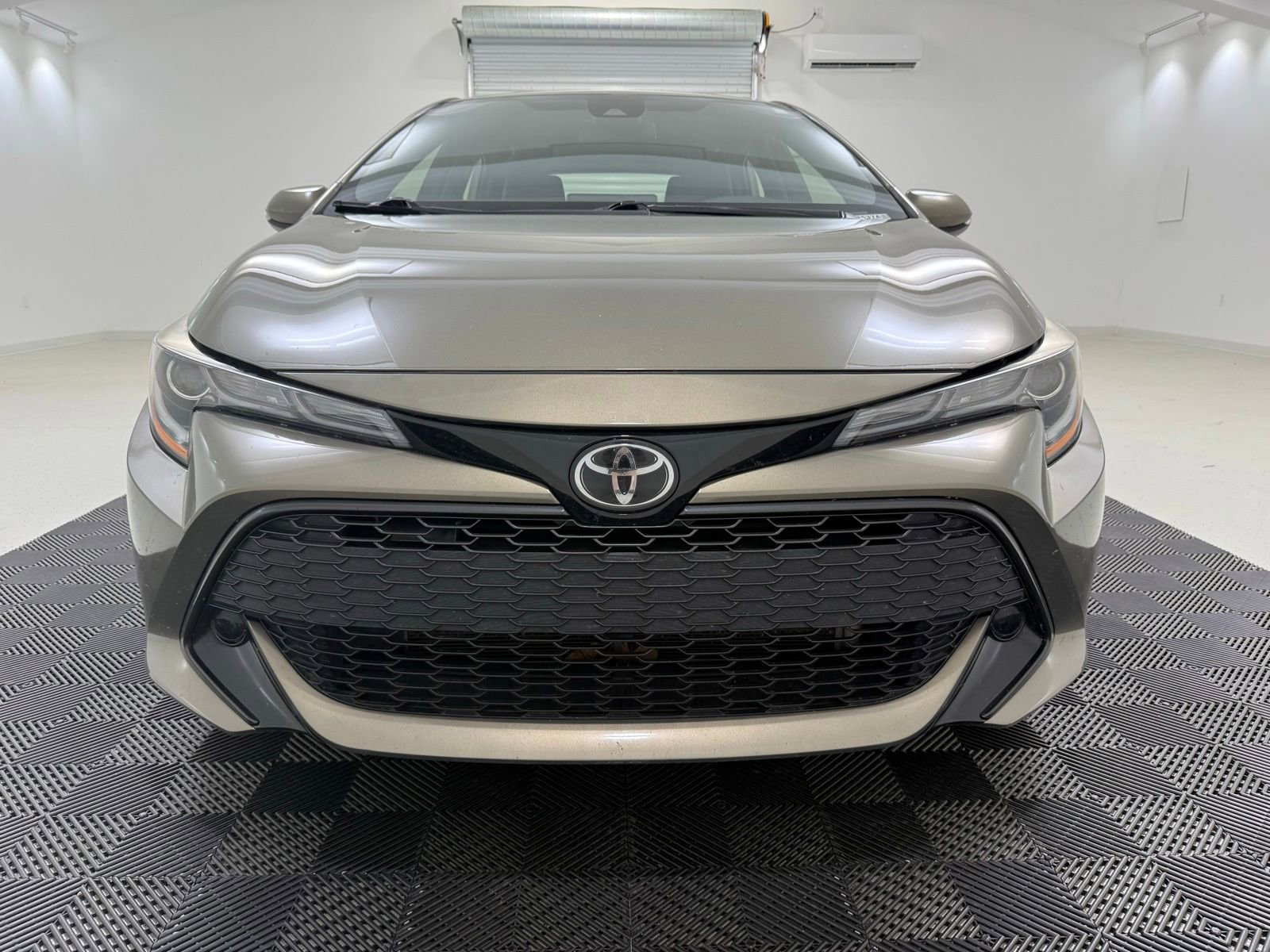 Used 2020 Toyota Corolla SE FWD image 2