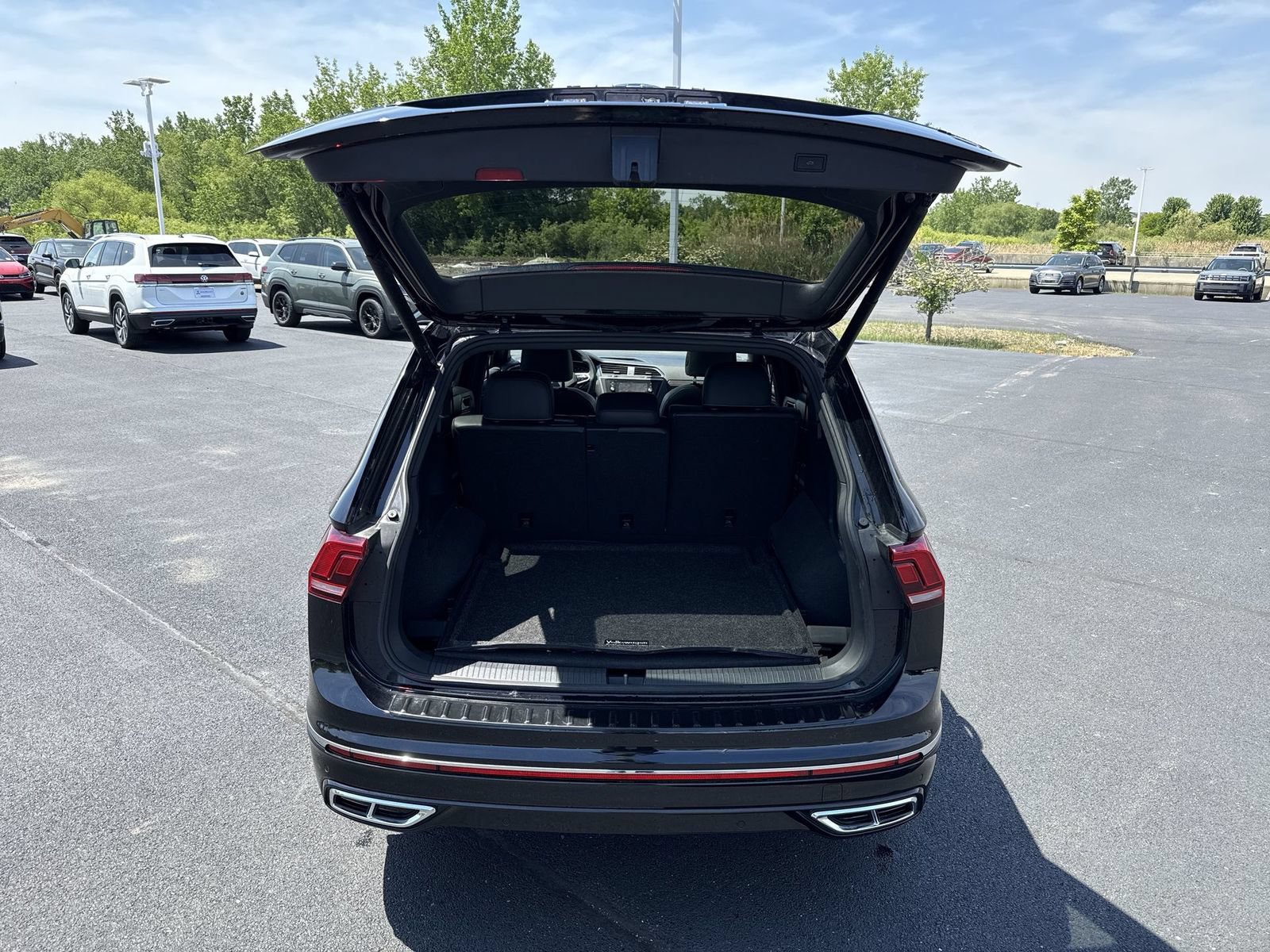Used 2024 Volkswagen Tiguan SEL R-Line AWD/4WD image 28