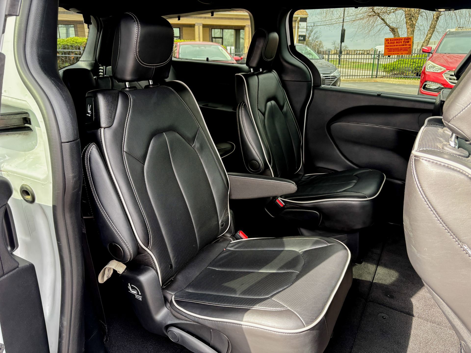 Used 2025 Chrysler Pacifica Limited image 23