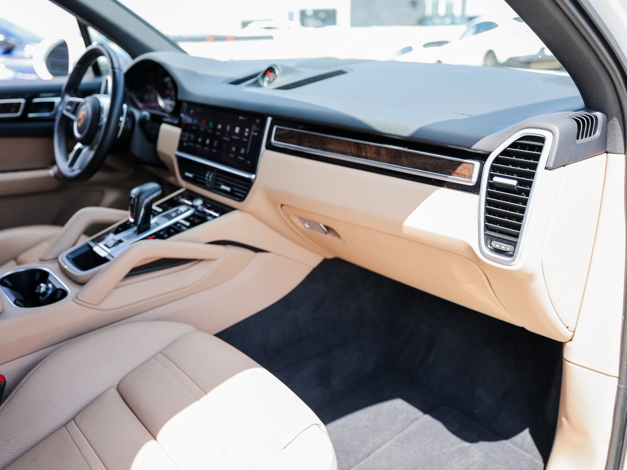 Certified 2023 Porsche Cayenne Platinum Edition image 27