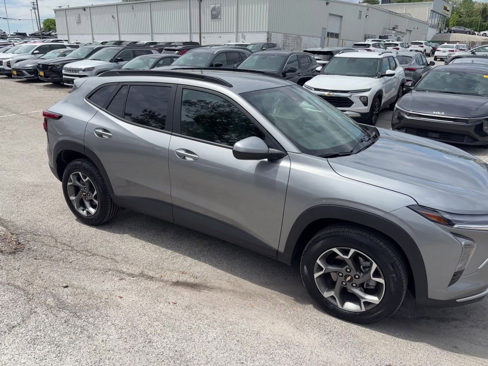 Used 2025 Chevrolet Trax LT w/ LT Convenience Package FWD video 2