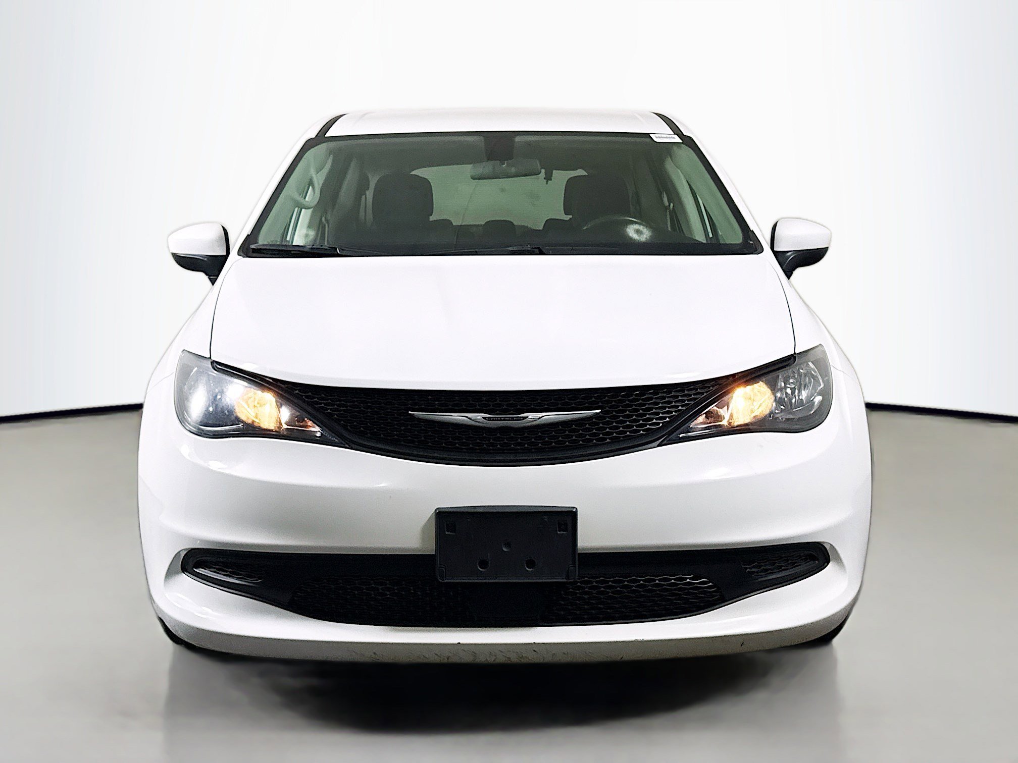 Used 2022 Chrysler Voyager LX FWD image 2