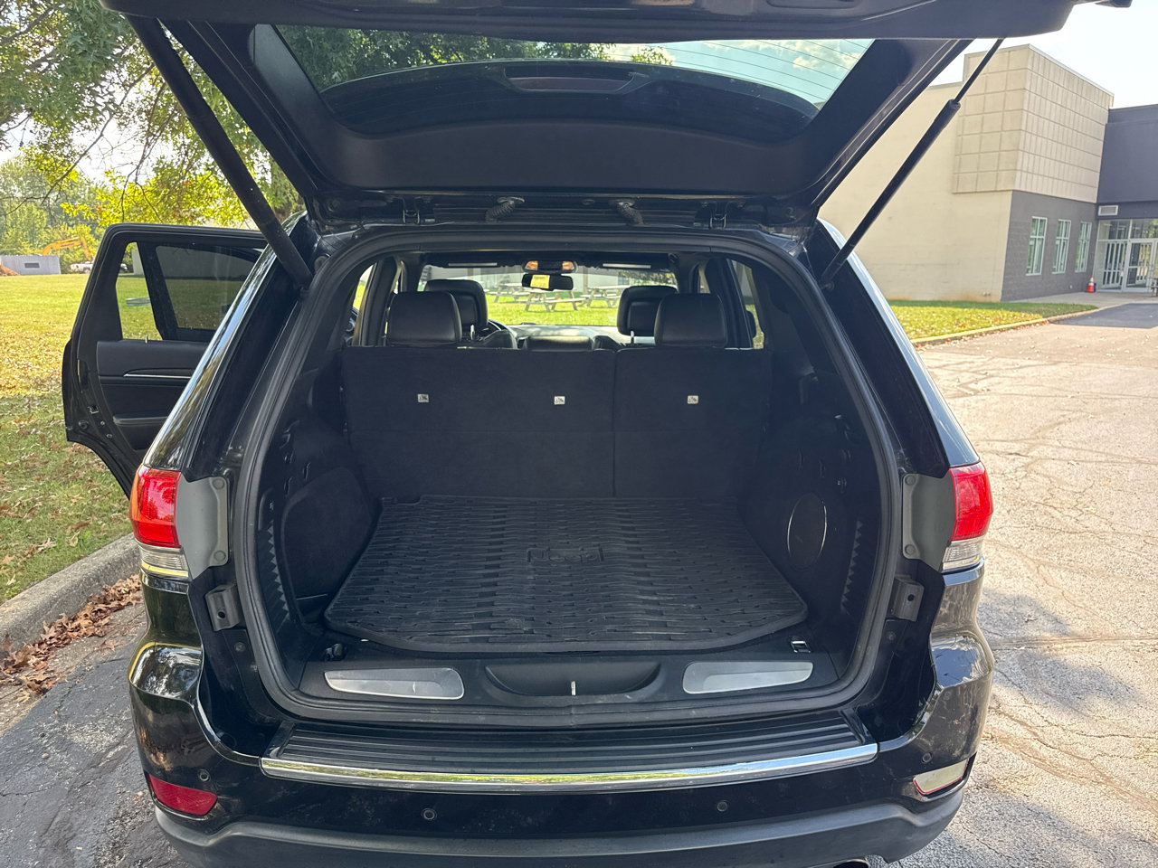 Used 2014 Jeep Grand Cherokee Limited w/ Luxury Group II image 10