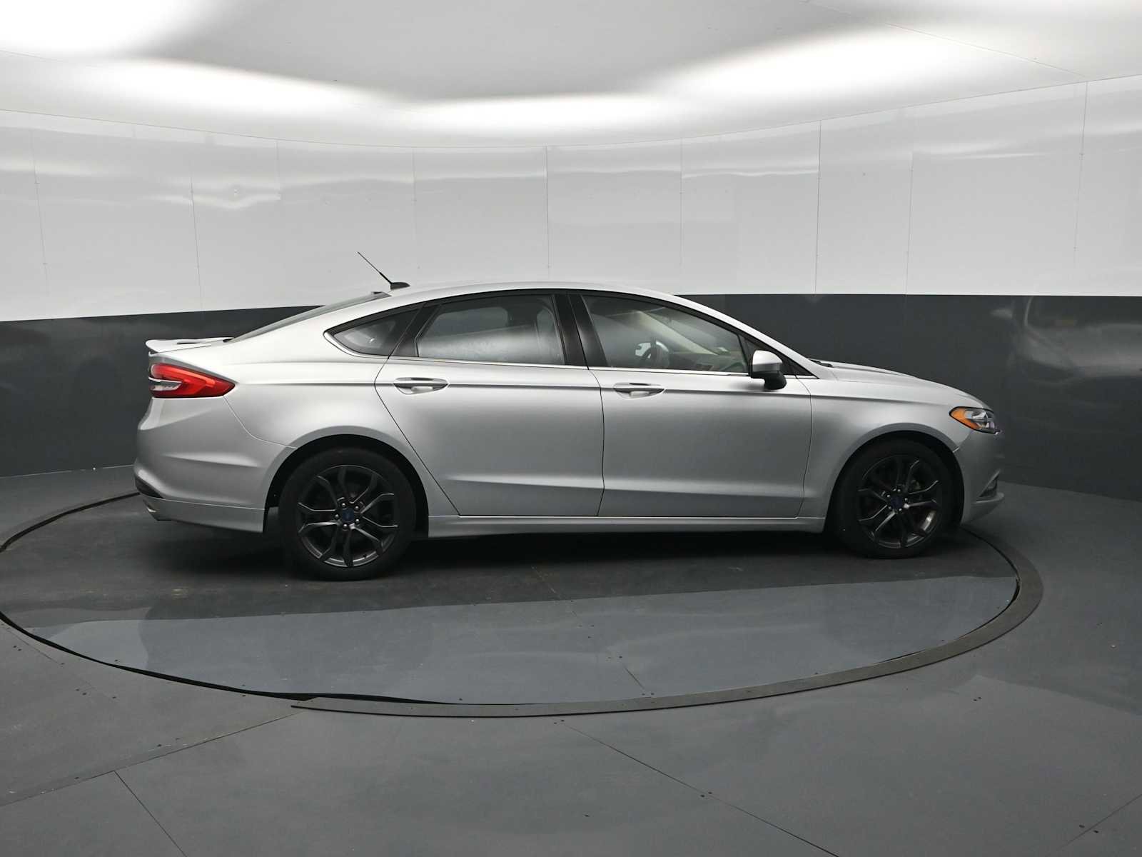 Used 2018 Ford Fusion SE w/ Equipment Group 201A FWD image 9