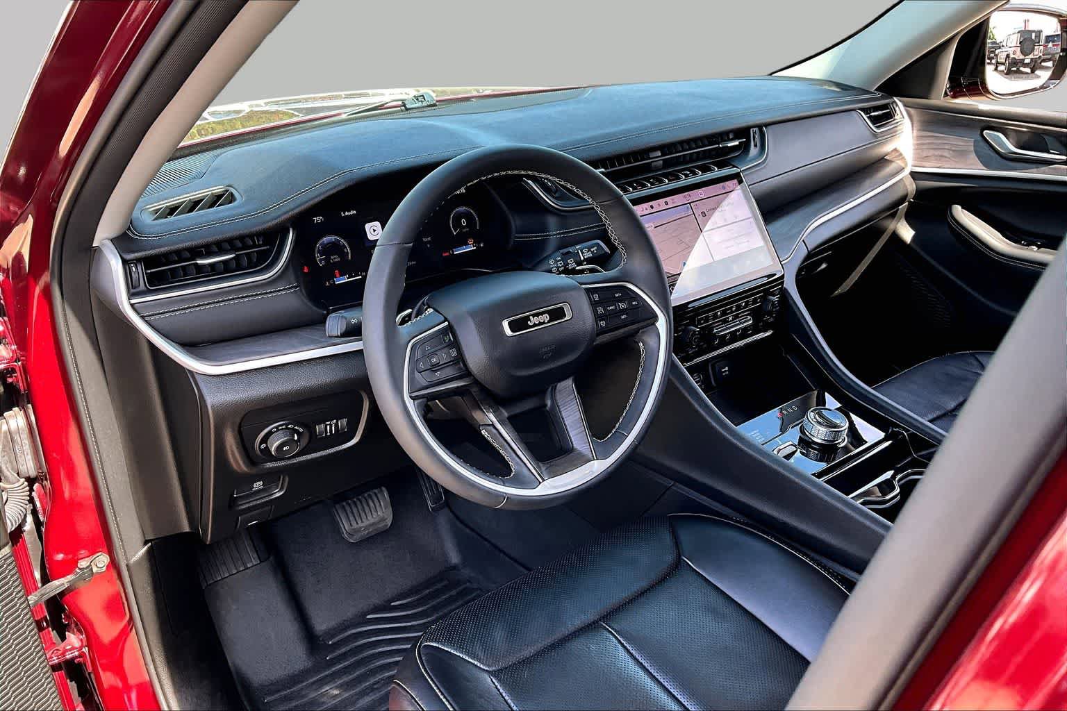 Used 2023 Jeep Grand Cherokee Limited w/ Luxury Tech Group II AWD/4WD image 18