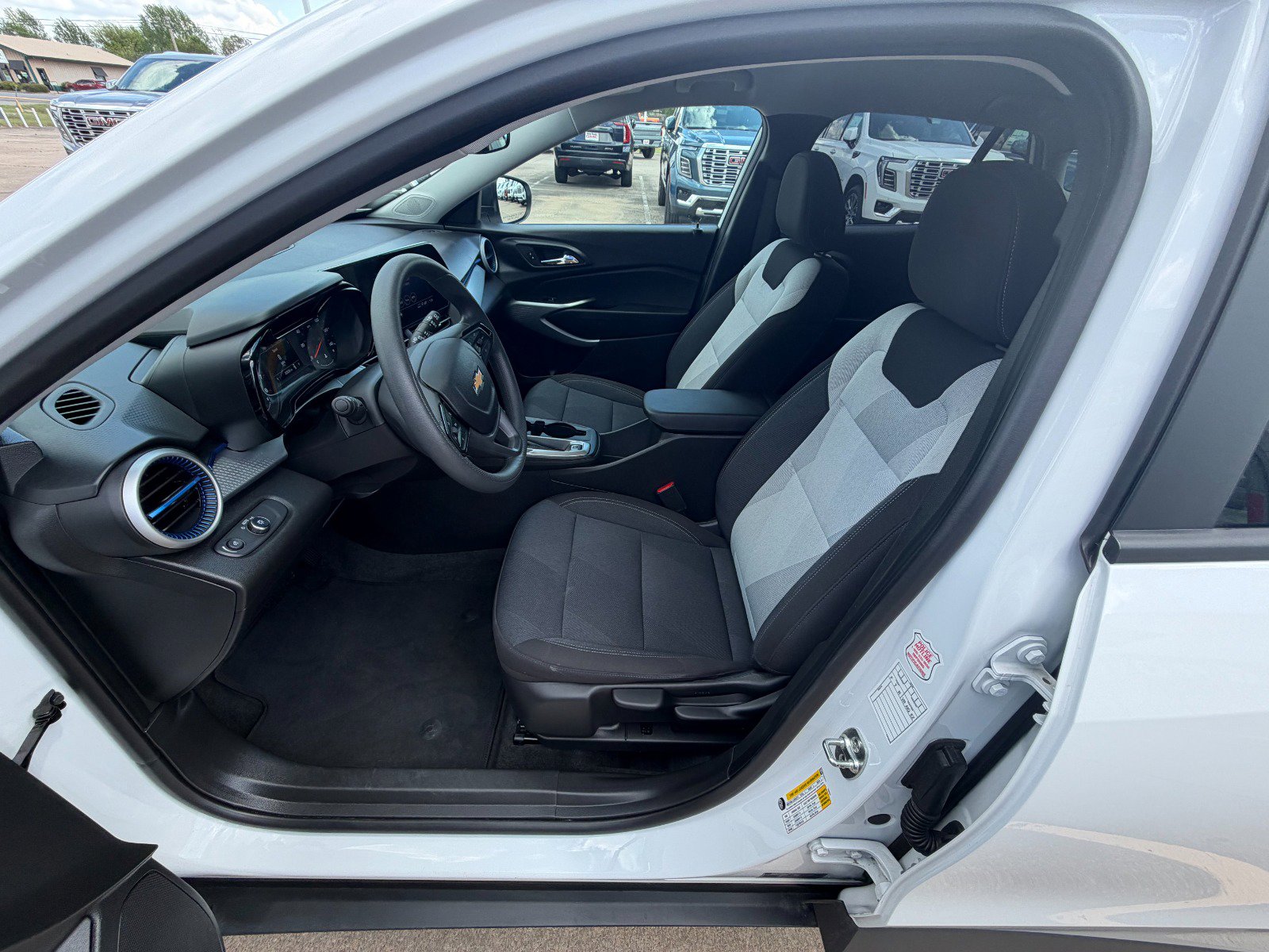 Certified 2025 Chevrolet Trax LS FWD image 27