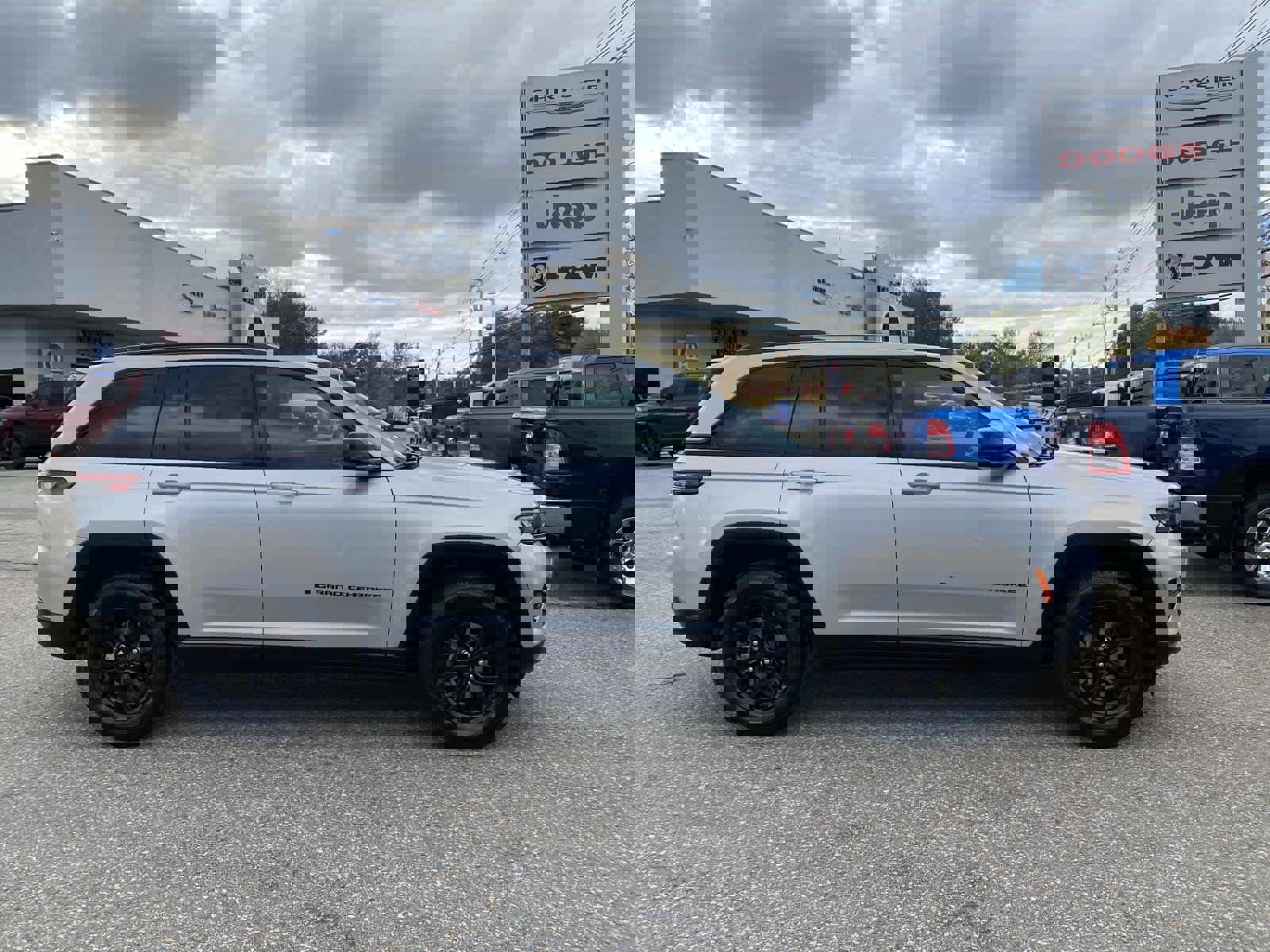 Certified 2024 Jeep Grand Cherokee Altitude image 2