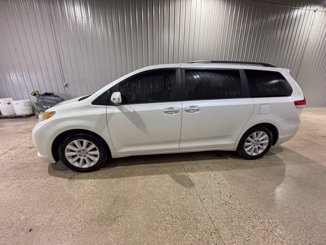 Used 2013 Toyota Sienna Limited w/ Premium Pkg image 2