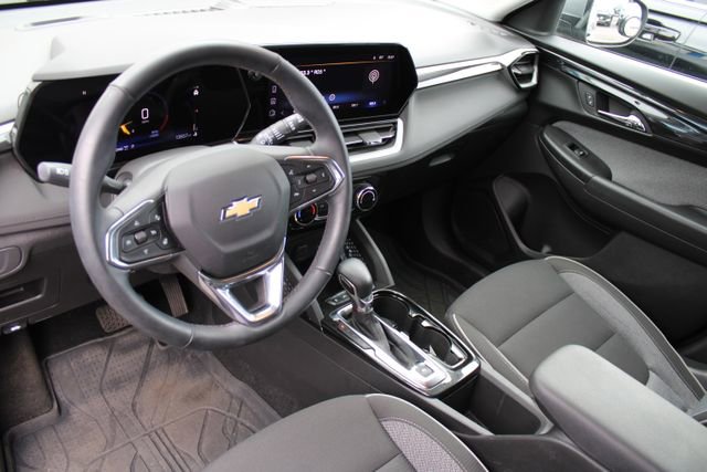 Used 2024 Chevrolet TrailBlazer LT w/ LT Cold Weather Package image 2