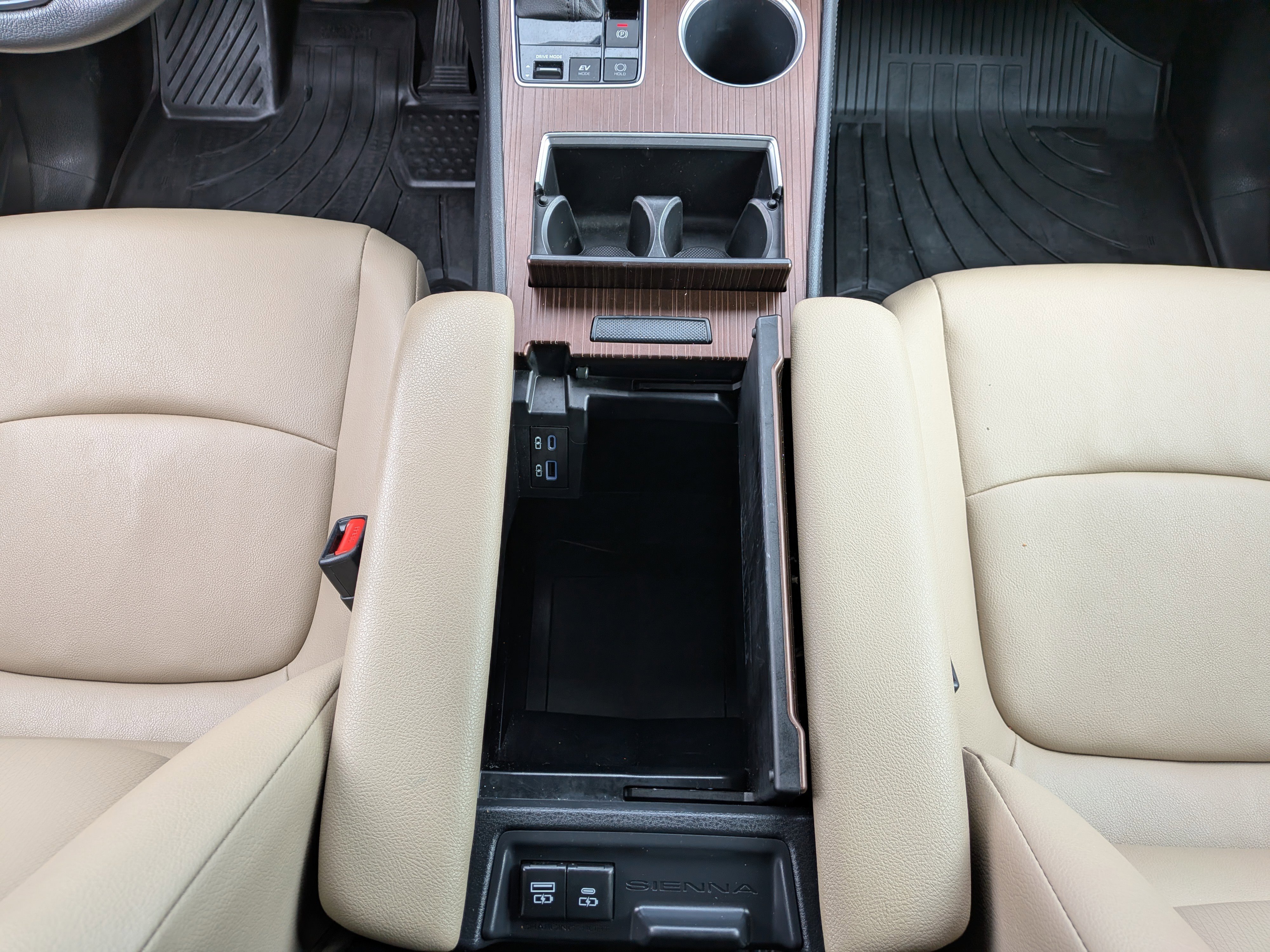 Certified 2024 Toyota Sienna XLE image 35